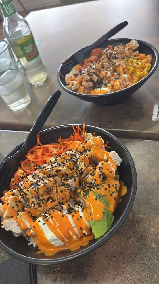 Mesa dentro de Umami Healthy Food con dos pokes recién servidos