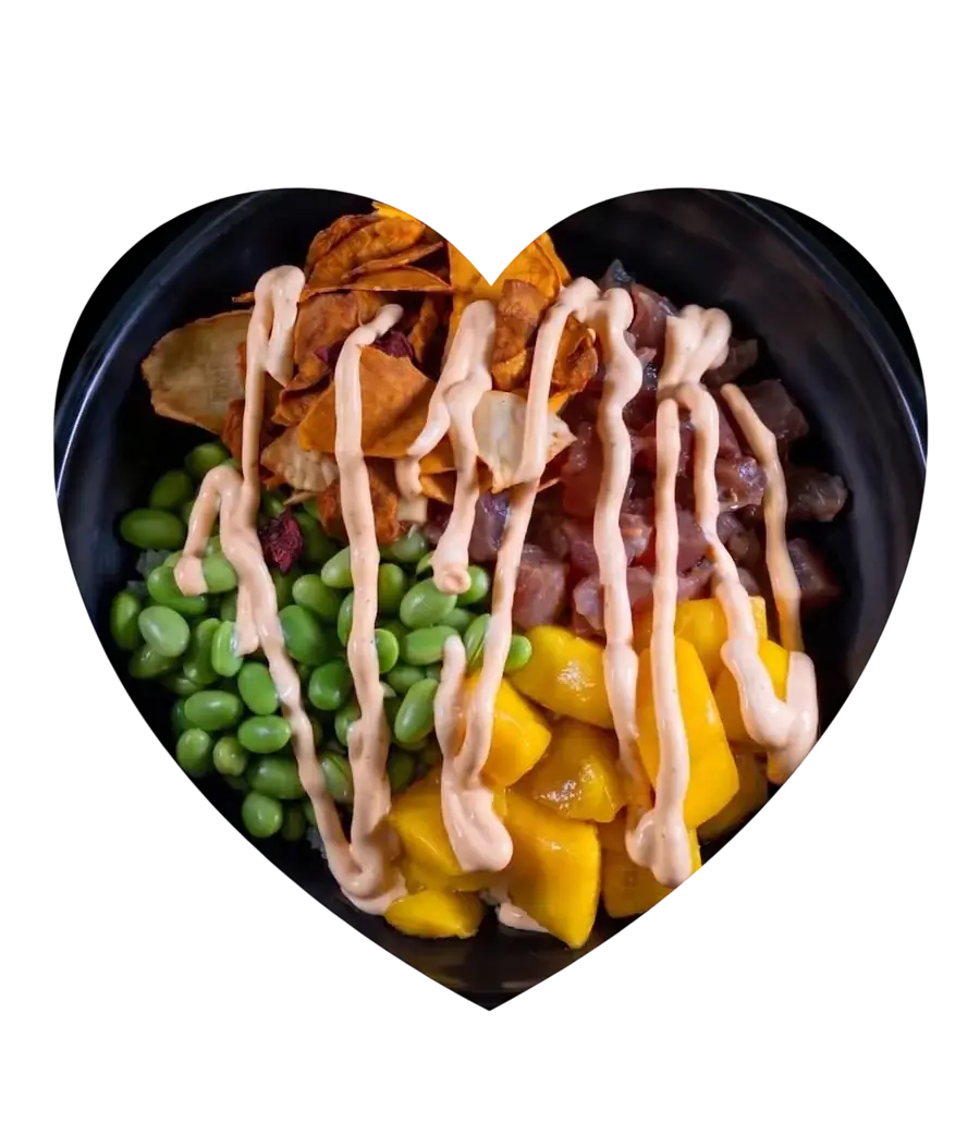 Poke bowl de Umami servido en un bol con forma de corazón